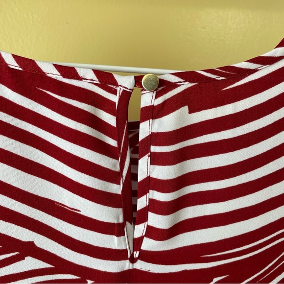 Liz Claiborne Asymmetrical Ruched Sleeveless Blouse in White and Deep Red - Picture 4 of 8